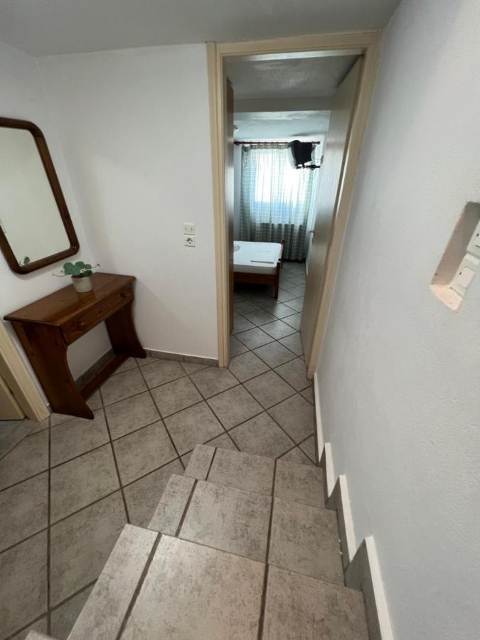 Athina Rooms Karvounades エクステリア 写真