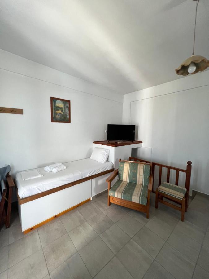 Athina Rooms Karvounades エクステリア 写真