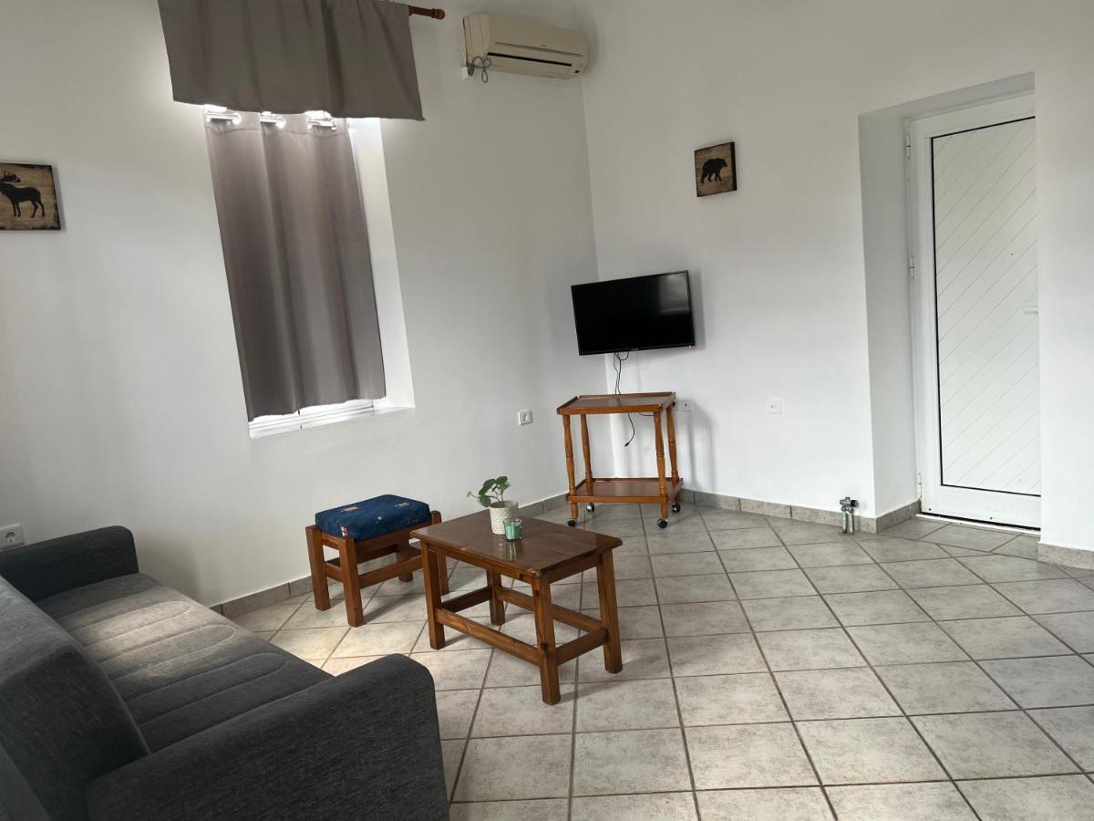 Athina Rooms Karvounades エクステリア 写真