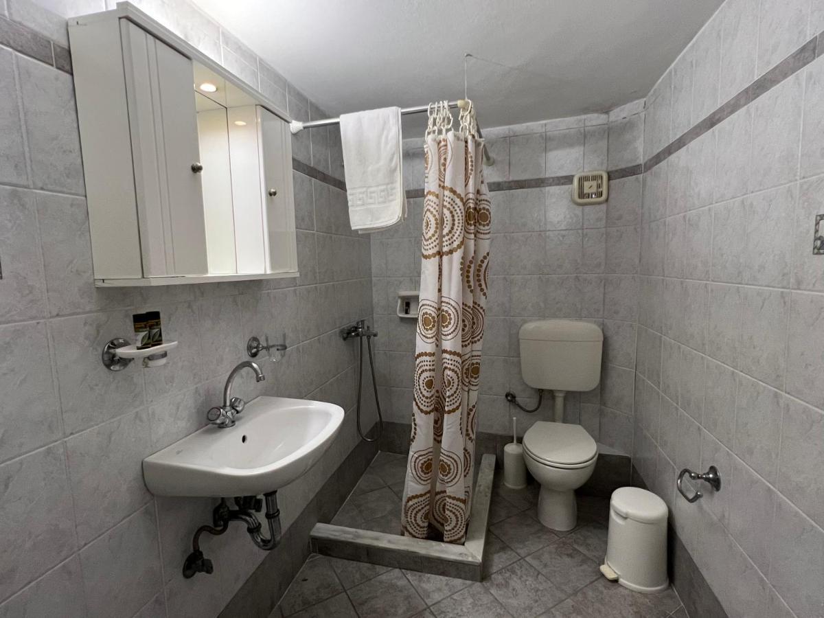 Athina Rooms Karvounades エクステリア 写真