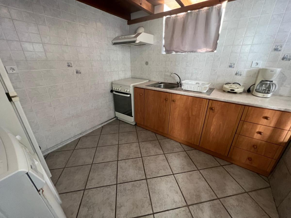 Athina Rooms Karvounades エクステリア 写真