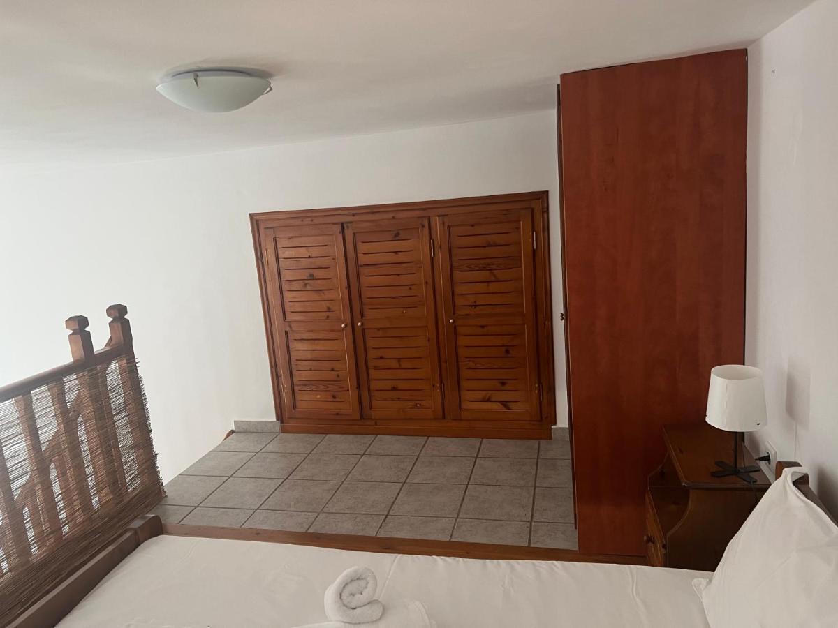 Athina Rooms Karvounades エクステリア 写真
