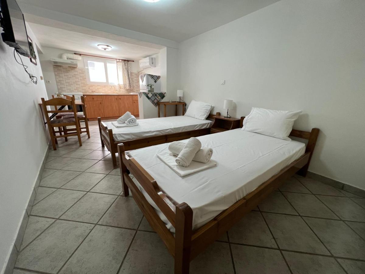 Athina Rooms Karvounades エクステリア 写真