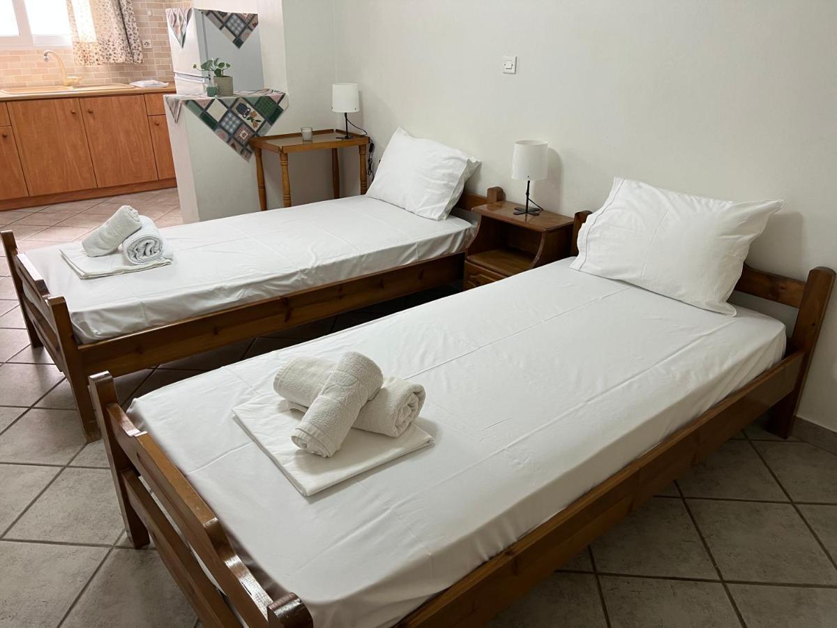 Athina Rooms Karvounades エクステリア 写真